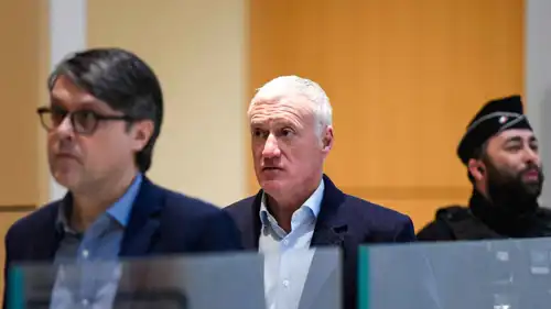 ديدييه ديشامب خلال مثوله أمام المحكمة في باريس