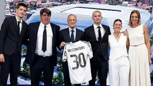 فرانكو ماستانتونو مع عائلته خلال تقديمه لاعبًا لريال مدريد