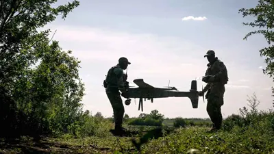 وحدة من القوات الخاصة الأوكرانية تجهز طائرة بدون طيار