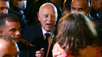 الرئيس التونسي قيس سعيد رفقة مؤيديه