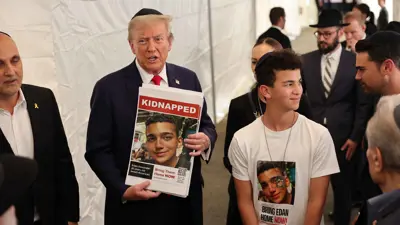 ترامب مع صورة عيدان