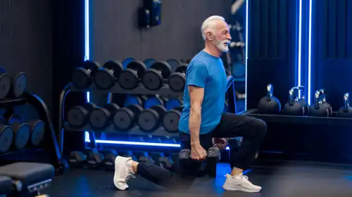 رجل يرفع الأثقال 