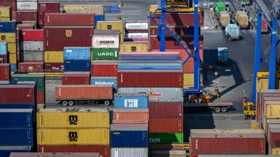 حاويات في ميناء هندي