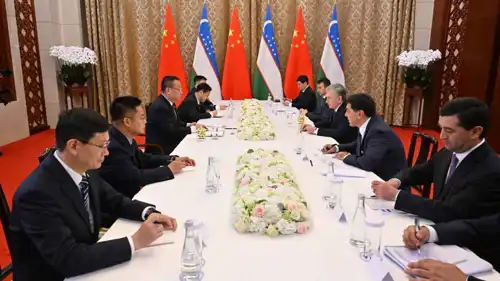 الرئيس الأوزبكي شوكت ميرضيائيف بشين يانفينغ، ورئيس المؤسسة الوطنية الصينية للطاقة النووية