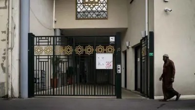 أحد المصلين يدخل مسجد الرحمة في فيلوربان وسط فرنسا 