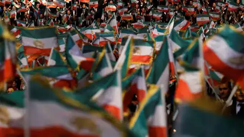 أعلام "منظمة مجاهدي خلق" خلال فعالية في ألبانيا