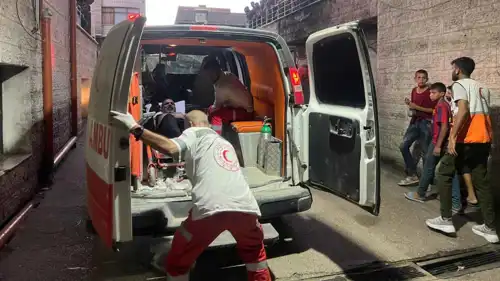 الهلال الأحمر يخلي مصابين جراء قصف إسرائيل