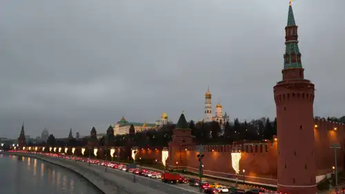  طابور مروري على جسر ترابي بالقرب من الكرملين