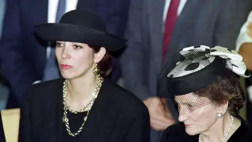 غيسلين ماكسويل (يسار)