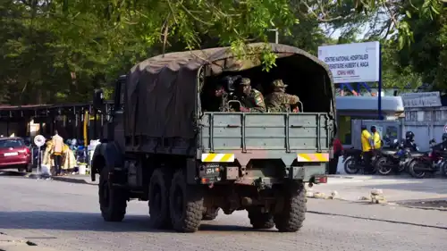 جنود يقومون بدوريات في كوتونو يوم محاولة الانقلاب