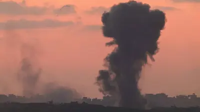 تصاعد الدخان من غزة بعد قصف إسرائيلي 