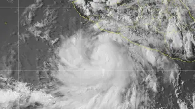 إعصار فلوسي يضرب سواحل المكسيك