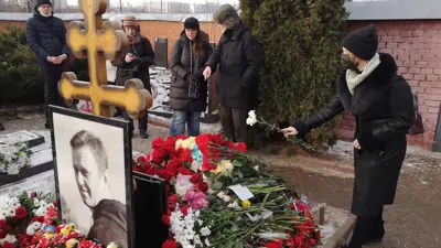 قبر نافالني في الذكرى السنوية الأولى لوفاته 