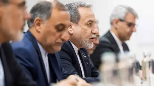 عراقجي يتوسط وفد إيران المفاوض