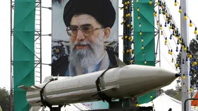 صاروخ إيراني يتقدم صورة لخامنئي