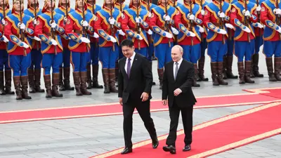 الرئيس الروسي فلاديمير بوتين لدى استقباله في منغوليا