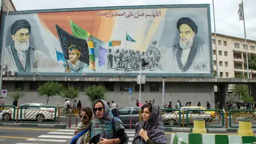 إيرانيات وسط طهران ولافتة للنظام