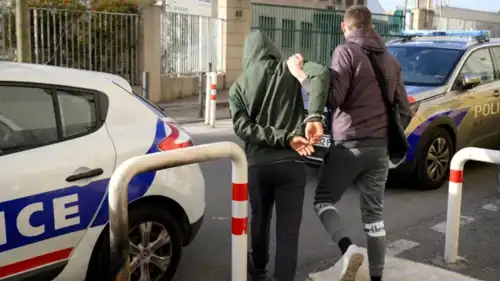 القبض على إحدى الشبان في مرسيليا الفرنسية