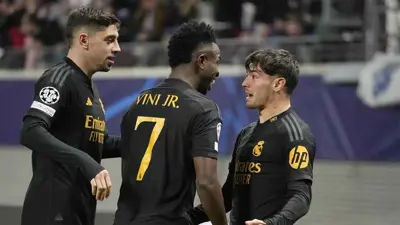 برهايم دياز مع لاعبي ريال مدريد