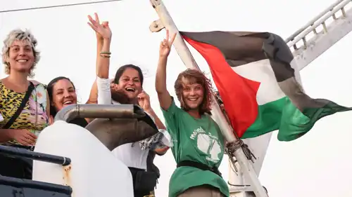 ناشطون في أسطول الصمود خلال إبحارهم من اليونان