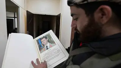 مسلح من المعارضة السورية في مقر الأمن العسكري بدمشق