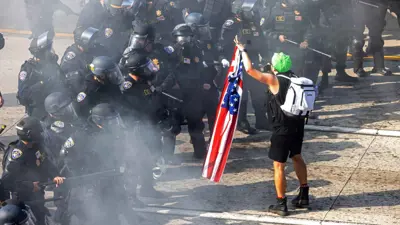 متظاهر أمام قوات الأمن في لوس أنجلوس