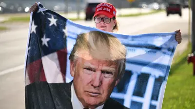 إحدى أنصار ترامب وهي تحمل صورته