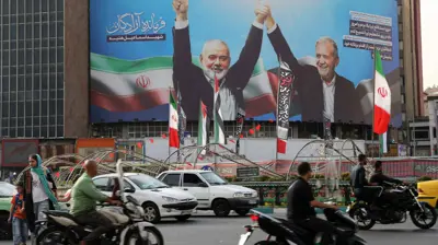 صورة في طهران للرئيس الإيراني وإسماعيل هنية