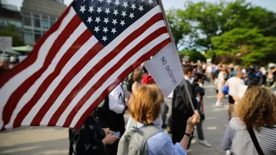 أمريكيون في مسيرة لدعم جامعة هارفارد