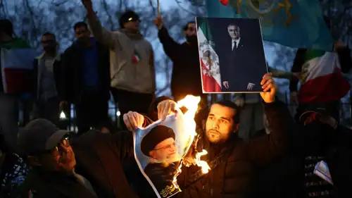 متظاهرون في لندن يحملون صور بهلوي