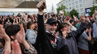 محتفلون بعد إعلان النتائج الجزئية للانتخابات التشريعية