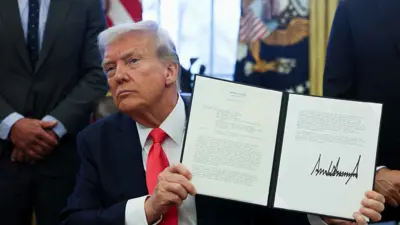 الرئيس الأمريكي أثناء توقيعه أوامر تنفيذية