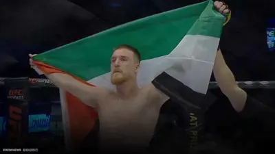 مصارع أيرلندي يرفع علم فلسطين بعدما هزم خصمه الإسرائيلي