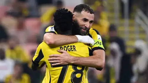 كريم بنزيما يحتفل مع روجر فيرنانديز