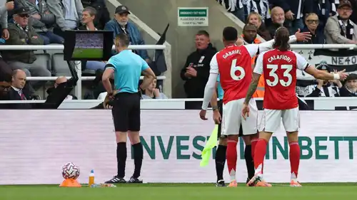 الحكم جاريد جيليت لحظة مراجعة اللعبة