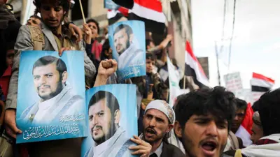 حوثيون يرفعون صور عبد الملك الحوثي