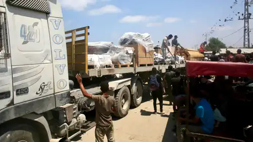 شاحنة مساعدات تدخل إلى غزة من معبر رفح