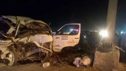 الحافلة بعد انقلابها في الطريق الصحراوي، مصر