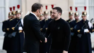 الرئيسان الأوكراني زيلينسكي والفرنسي ماكرون