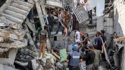 فلسطينيون يبحثون عن ضحايا تحت الأنقاض في جباليا