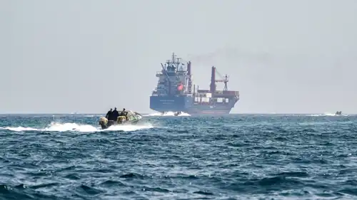 سفن تجارية تعبر مضيق هرمز