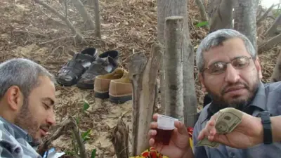 صورة نادرة قال الإعلام العبري إنها لمحمد الضيف (يمين)* 