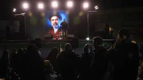 صورة مجتبى خامنئي، معروضة على شاشة في طهران