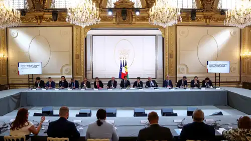  حضور الرئيس الفرنسي إيمانويل ماكرون ووزراءه اجتماعًا مع المسؤولين المنتخبين وممثلي الدولة في كاليدونيا الجديدة في قصر الإليزيه