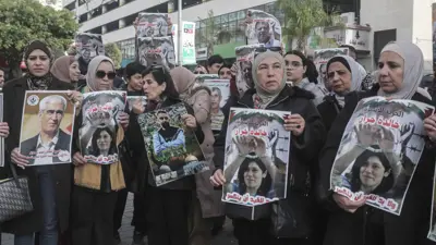 فلسطينيون يرفعون صور أسرى في سجون إسرائيل