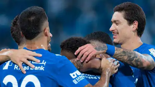 احتفال لاعبو الهلال بهدف متعب الحربي في شباك الرياض