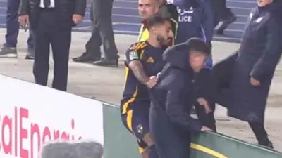 اعتداء كهربا على حامل الكرات في مباراة الأهلي وشباب بلوزداد