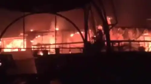 النيران تتصاعد من الملهى الليلي في مدينة غوا