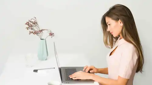 امرأة تستخدم جهاز اللابتوب