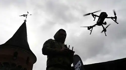 جندي أوكراني يطلق مسيرة